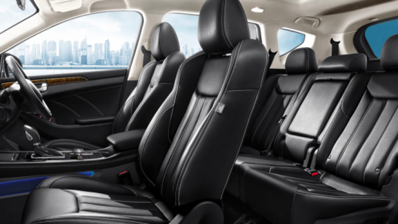 Fotografía del interior de SUV 7 puestos, con enfoque en los asientos.