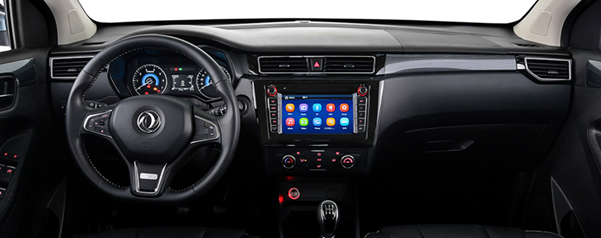 Vista al tablero de SUV 7 puestos con vista al manubrio y pantalla táctil inteligente.