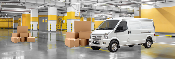 Camioneta de carga DFSK modelo C35 aparcada en fábrica