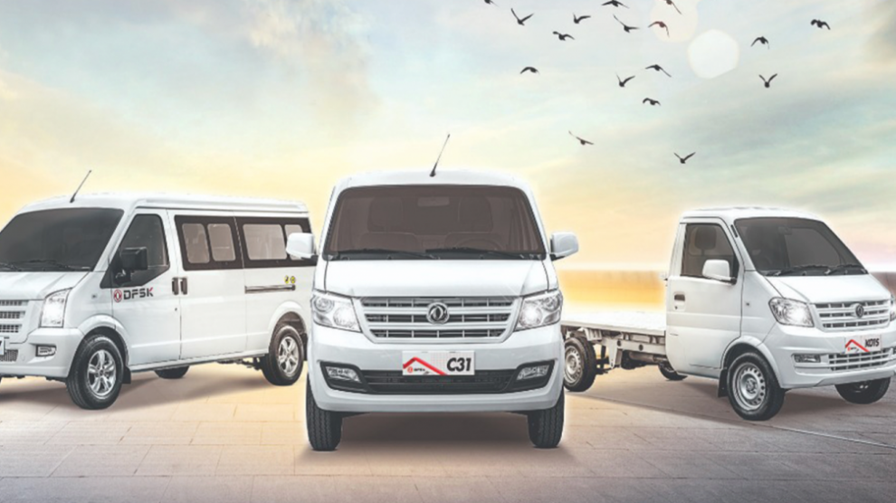 <p>Vehículos Utilitarios DFSK blancos con atardecer amarillo</p>