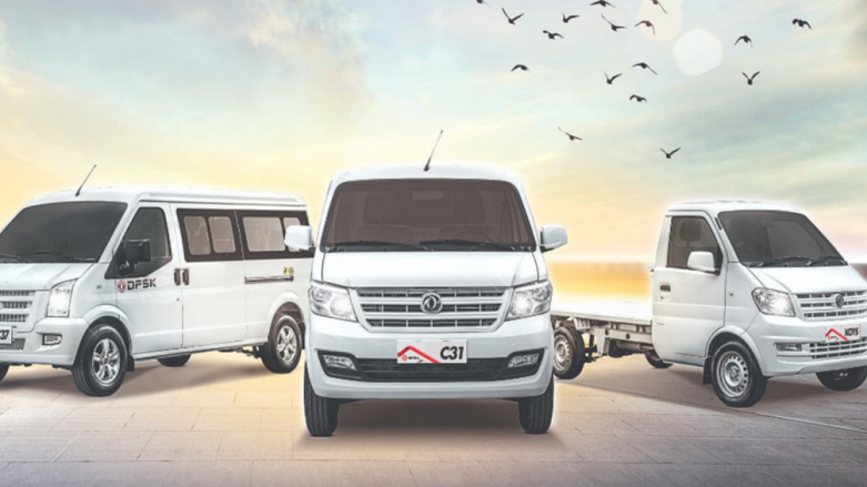 <p>Vehículos Utilitarios DFSK blancos con atardecer amarillo</p>