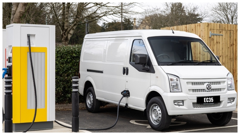 Vehículo Utilitario Electrico DFSK EC35 color blanco cargándose en electrolinera
