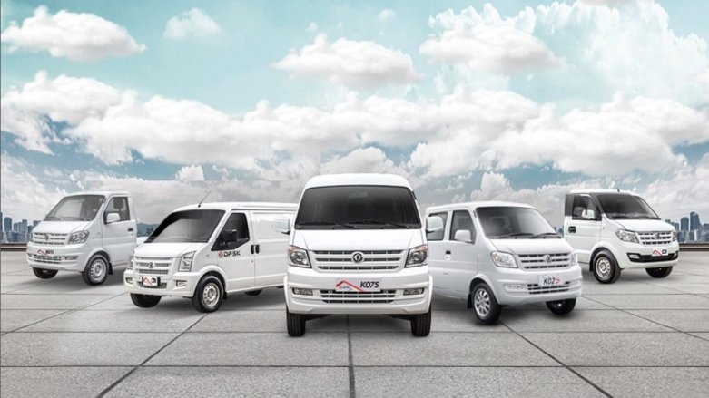 <p>Vehículos Comerciales DFSK blancos con fondo de nubes.</p>