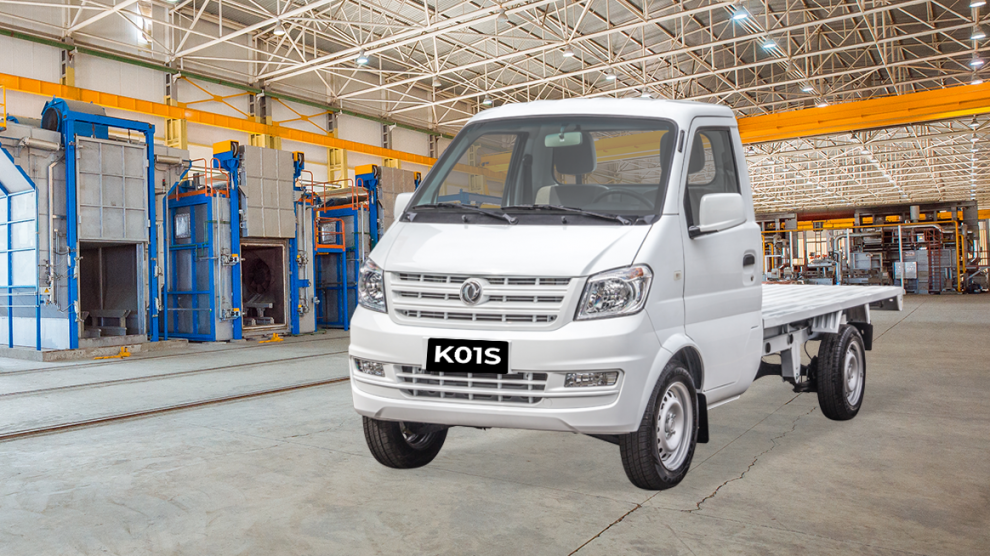 <p>Vista frontal de chasis de vehículo de carga pequeño DFSK K01S Blanco en un centro de carga</p>