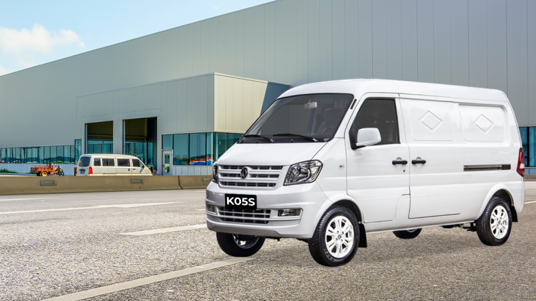 <p>Vista frontal lateral de camioneta van de carga DFSK K05S estacionada en parqueadero</p>