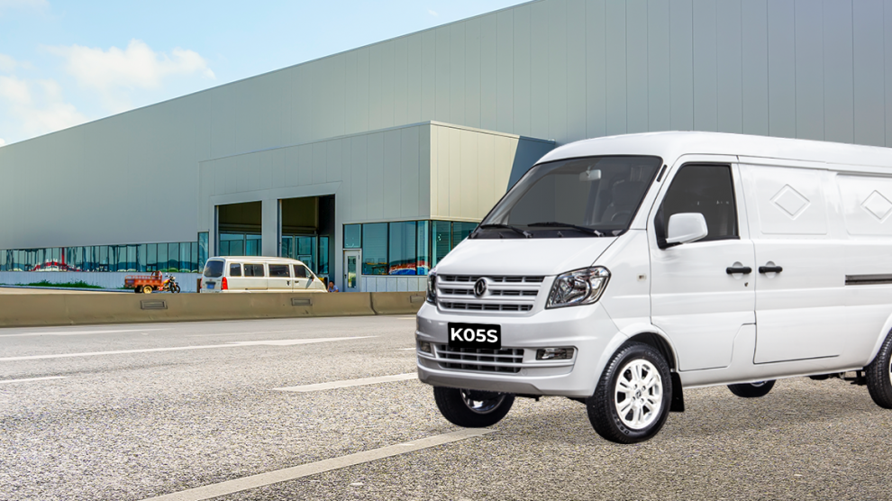 <p>Vista frontal lateral de camioneta van de carga DFSK K05S estacionada en parqueadero</p>