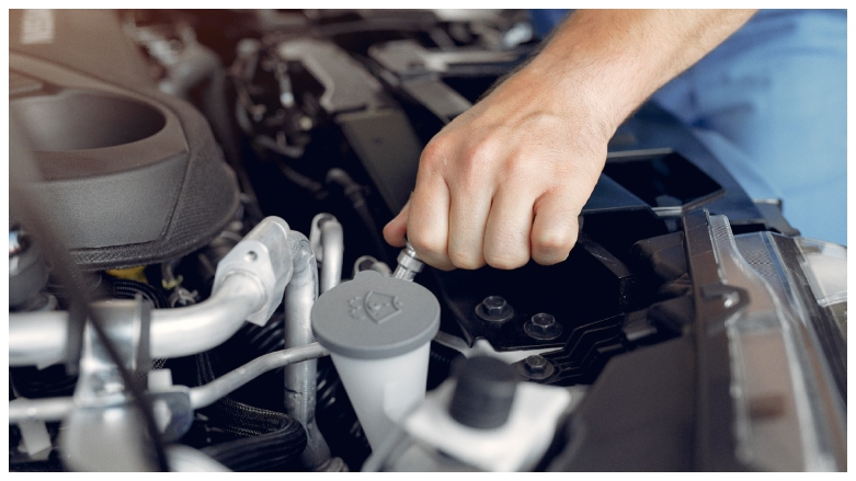 <p>Vista frontal lateral de camioneta van de carga DFSK K05S estacionada en parqueadero</p>