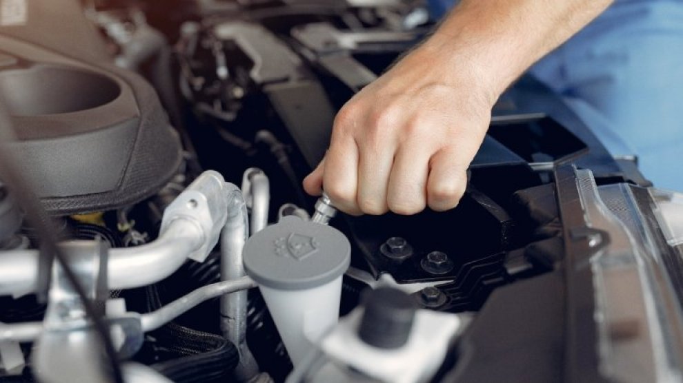 <p>Vista frontal lateral de camioneta van de carga DFSK K05S estacionada en parqueadero</p>