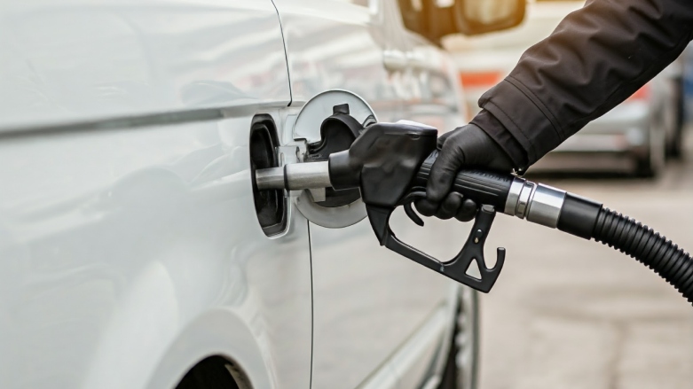 <p>Vehículo comercial siendo tanqueado en estación de servicio</p>