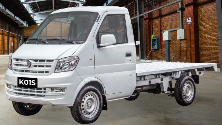 Vista delantera frontal de Vehículo de Transporte de Carga DFSK K10S color blanco estacionado en zona de trabajo.