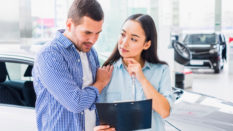 <p>Pareja de personas escogiendo un vehículo.</p>