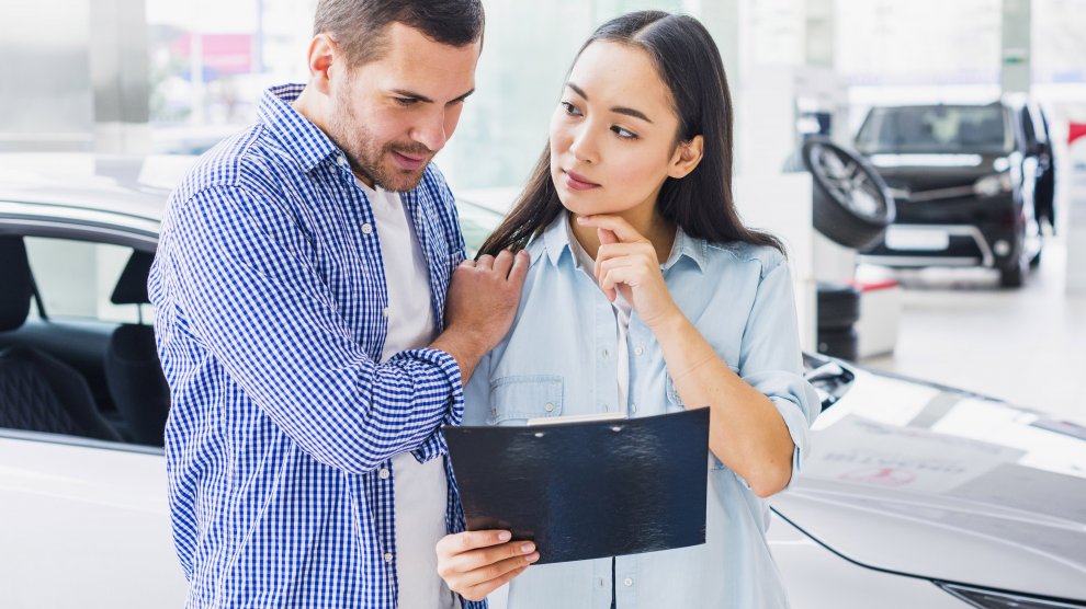<p>Pareja de personas escogiendo un vehículo.</p>
