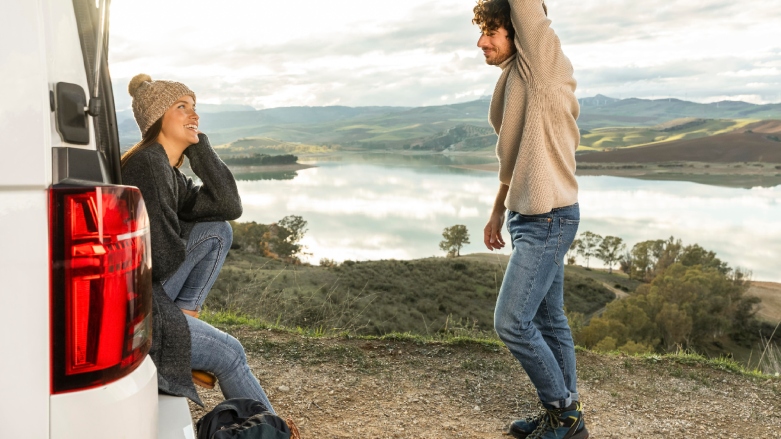 <p>Pareja de personas sentada en la parte trasera de una van de turismo.</p>