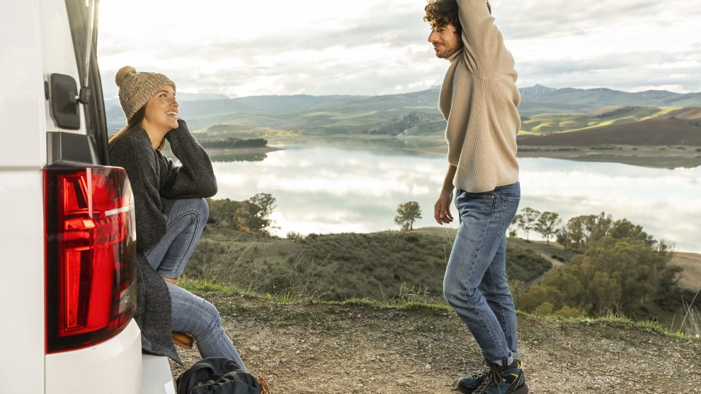 <p>Pareja de personas sentada en la parte trasera de una van de turismo.</p>