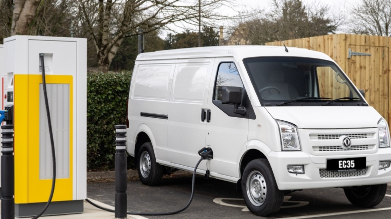 Van Eléctrica DFSK EC35 color blanca cargándose en estación mientras está conectada.
