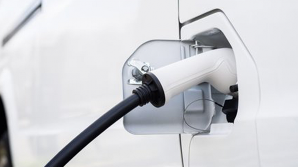 <p>Conector de cargador de Van Eléctrica DFSK EC35 color blanca visto de cerca.</p>