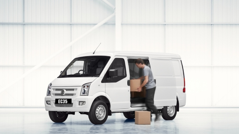 <p>Persona cargando una van de carga DFSK EC35 con cajas de cartón.</p>