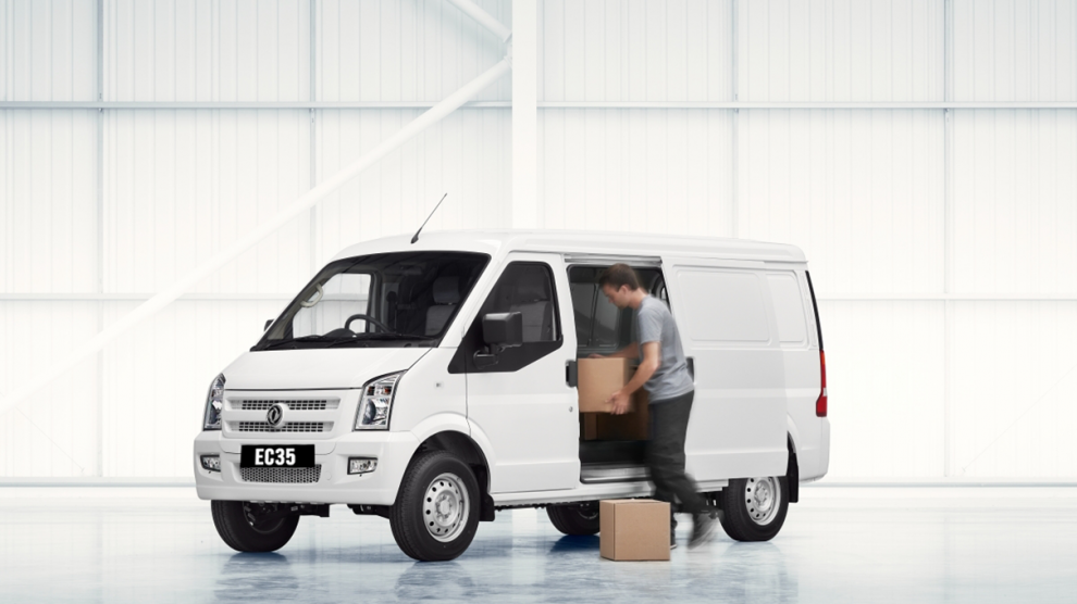 <p>Persona cargando una van de carga DFSK EC35 con cajas de cartón.</p>