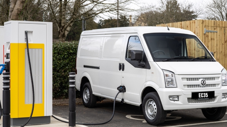 Van con motor eléctrico DFSK EC35 conectado a estación de carga.
