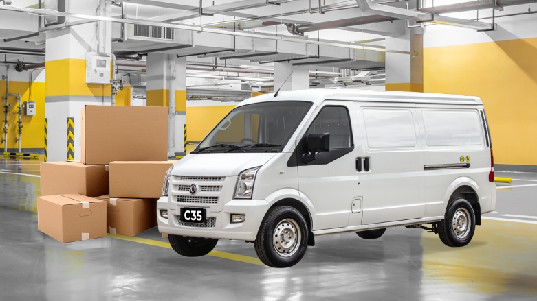 Van de carga DFSK C35 color blanca estacionada con cajas a su lado.