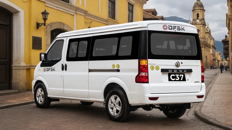 Vista trasera de van de pasajeros DFSK C37 estacionados sobre calles del centro de Bogotá.