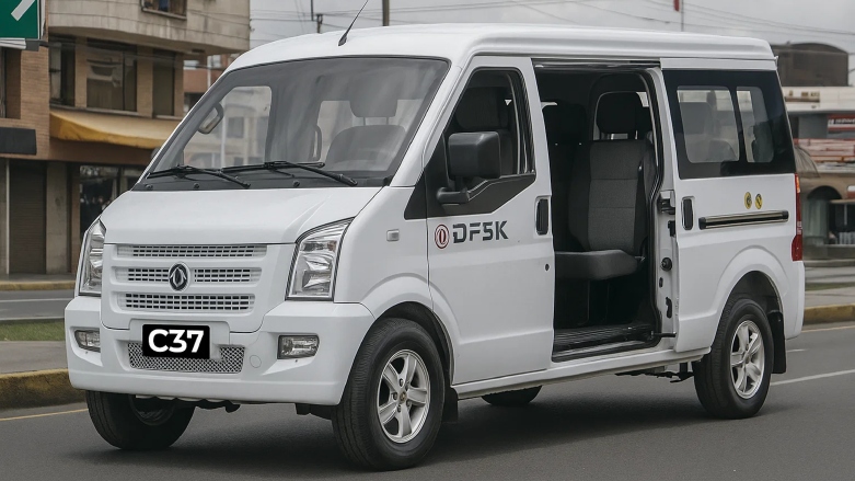 <p>Van de pasajeros C37 X9 con las puertas de pasajeros abiertas estacionadas en calles de la ciudad.</p>