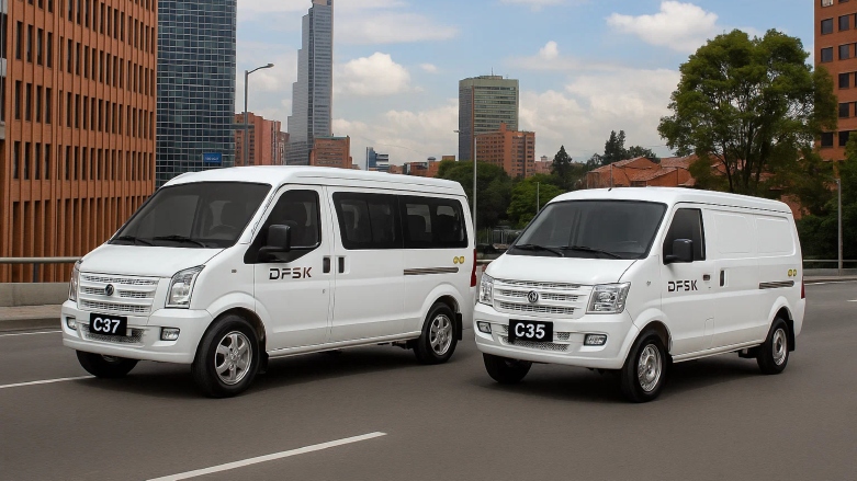 <p>Vans DFSK C37 y C35 siendo conducidas por calles de la ciudad.</p>