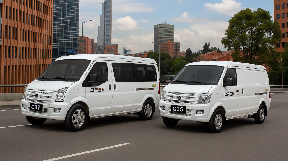 <p>Vans DFSK C37 y C35 siendo conducidas por calles de la ciudad.</p>