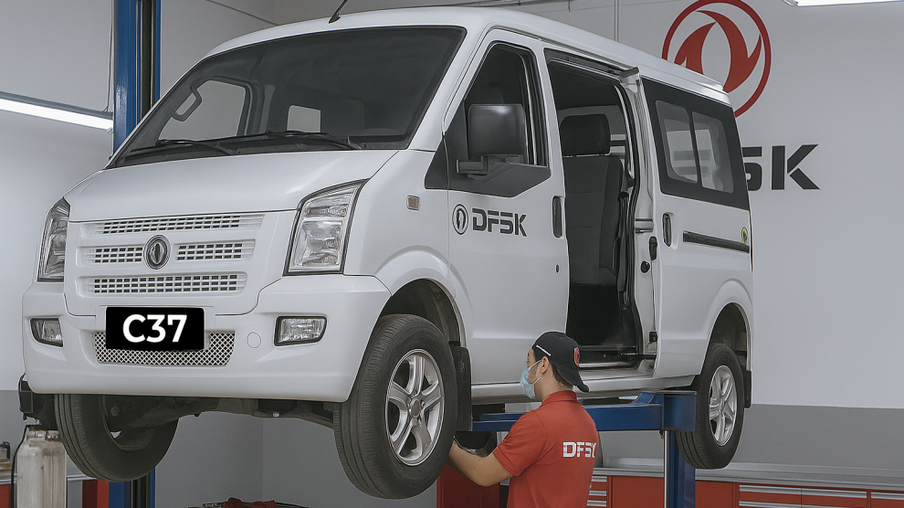 <p>Van de pasajeros DFSK C37 teniendo un mantenimiento vehicular en taller autorizado.</p>
