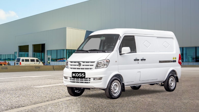 <p>Van de carga DFSK K05S Luxury frente a una zona de carga.  </p>