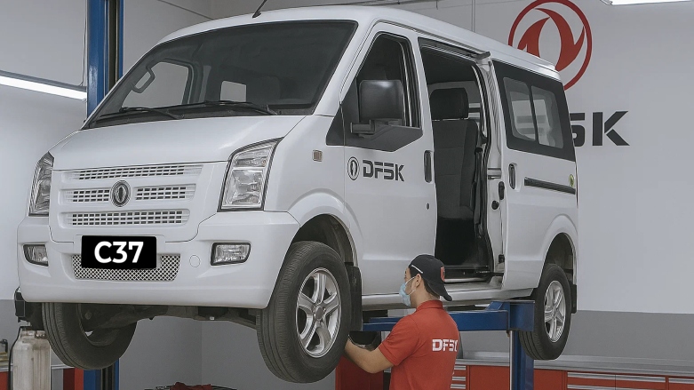 Van de pasajeros DFSK C37 teniendo un mantenimiento vehicular en taller autorizado. 