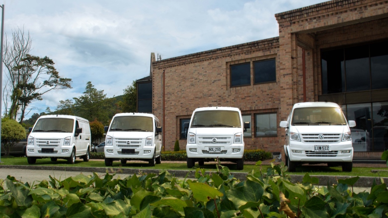 <p>Van de pasajeros DFSK C37 teniendo un mantenimiento vehicular en taller autorizado.</p>